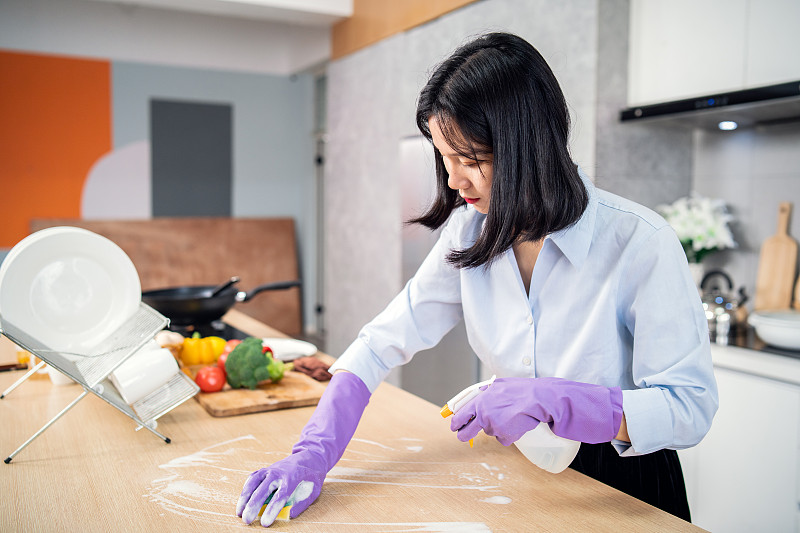 一个中国女人在打扫厨房图片下载