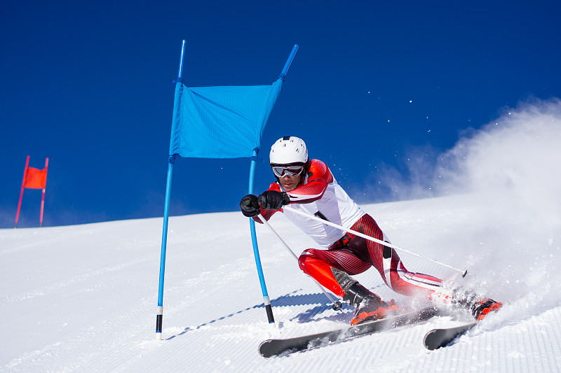滑雪运动员在大回转比赛中触门图片下载