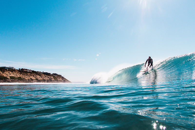 在美国加利福尼亚州恩西尼塔斯冲浪的年轻人图片下载