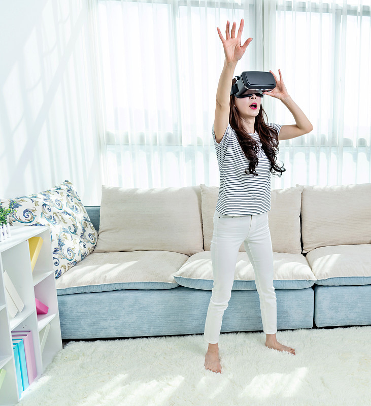 在家戴着虚拟现实模拟器的女人图片下载