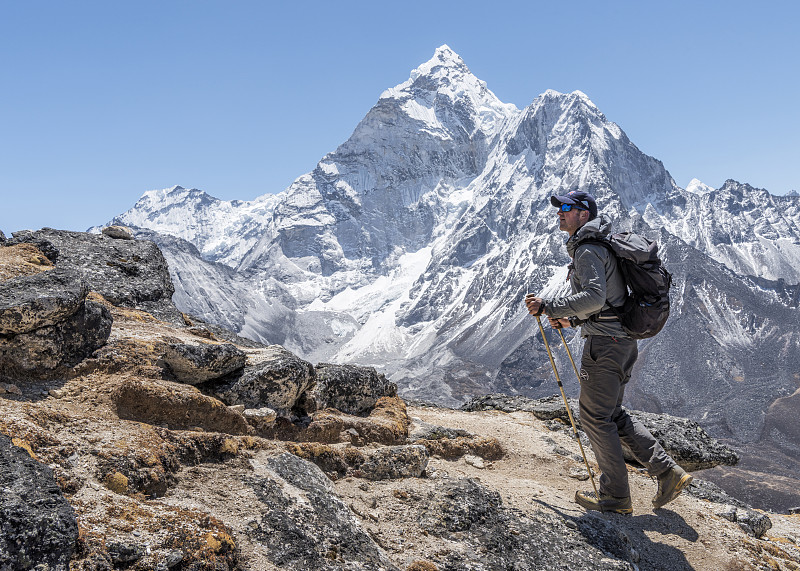 尼泊尔，昆布独奏，珠穆朗玛峰，在定伯车徒步的登山者图片下载