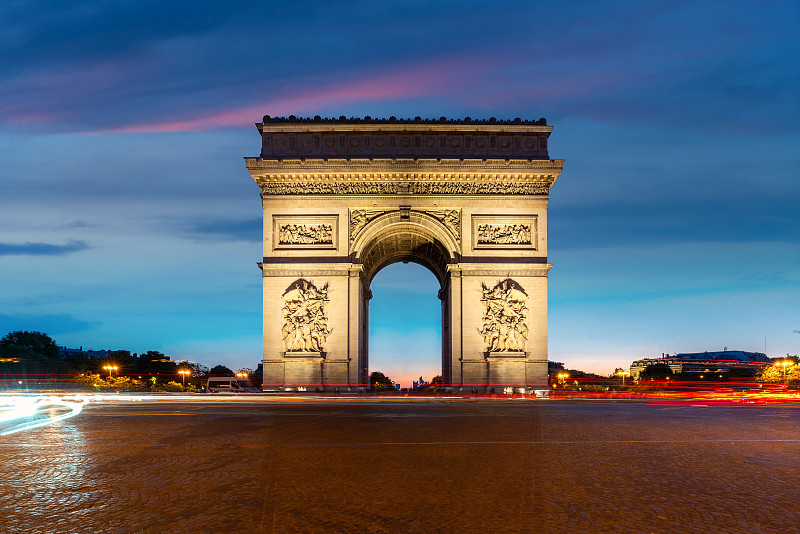 法国巴黎香榭丽舍大街和凯旋门的夜晚。巴黎的建筑和地标。图片下载