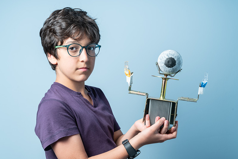 少年学校男孩的肖像展示他的机器人图片下载