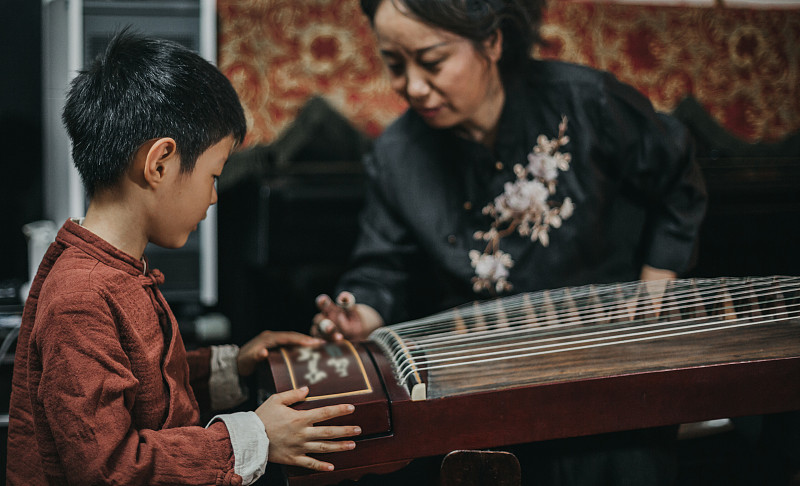 中国祖母和孙子和传统竖琴图片素材