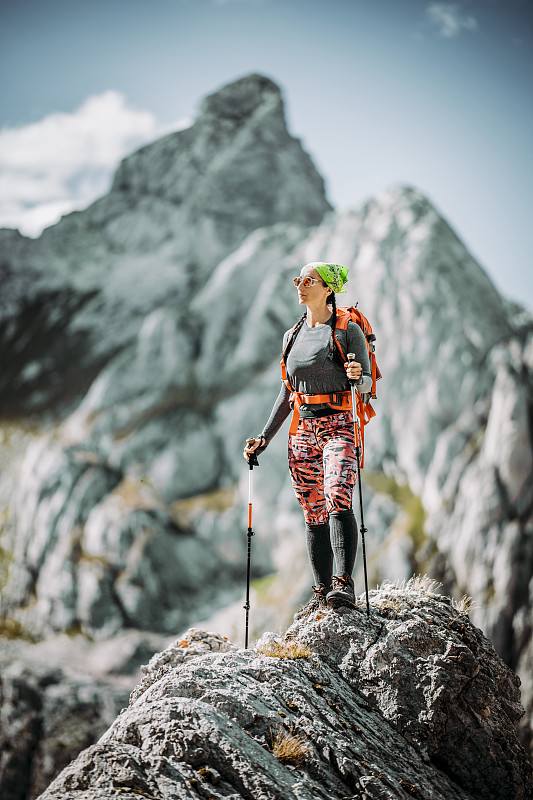夏季女性徒步者独自攀登山顶图片下载