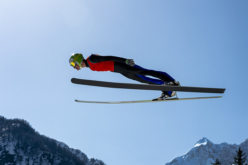 半空中男子跳台滑雪的侧视图图片下载