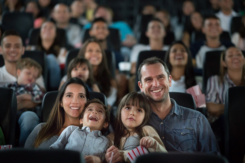 一个幸福的家庭在电影院玩得很开心图片素材