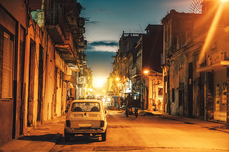 黄昏时分，古巴哈瓦那大街上的一辆旧车图片下载