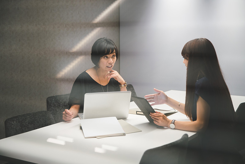 商业女性在现代办公室工作图片下载