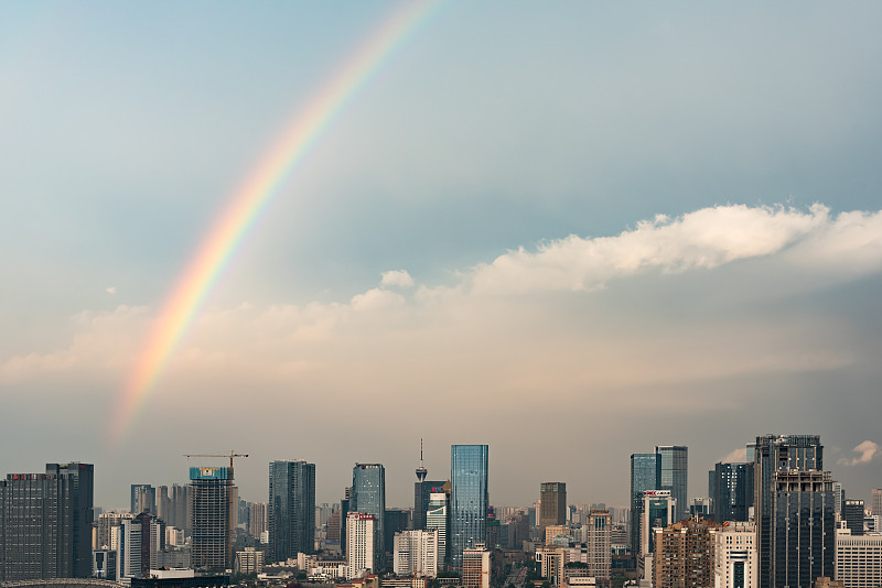 彩虹和云彩在成都城市上空图片下载