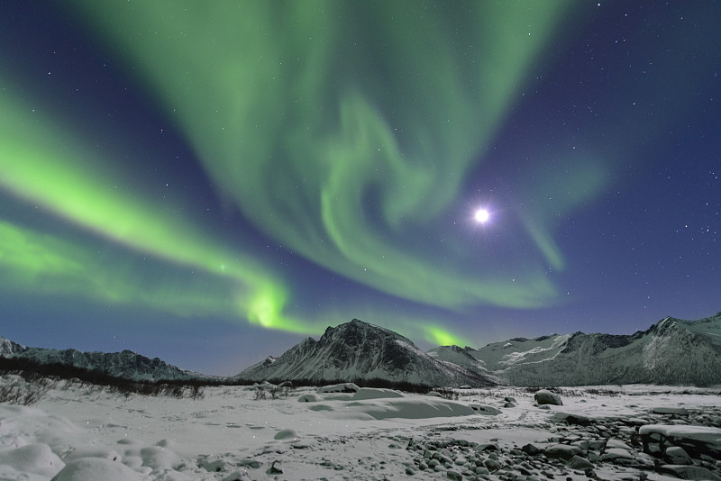 北极光挪威北部夜空中的北极光图片素材