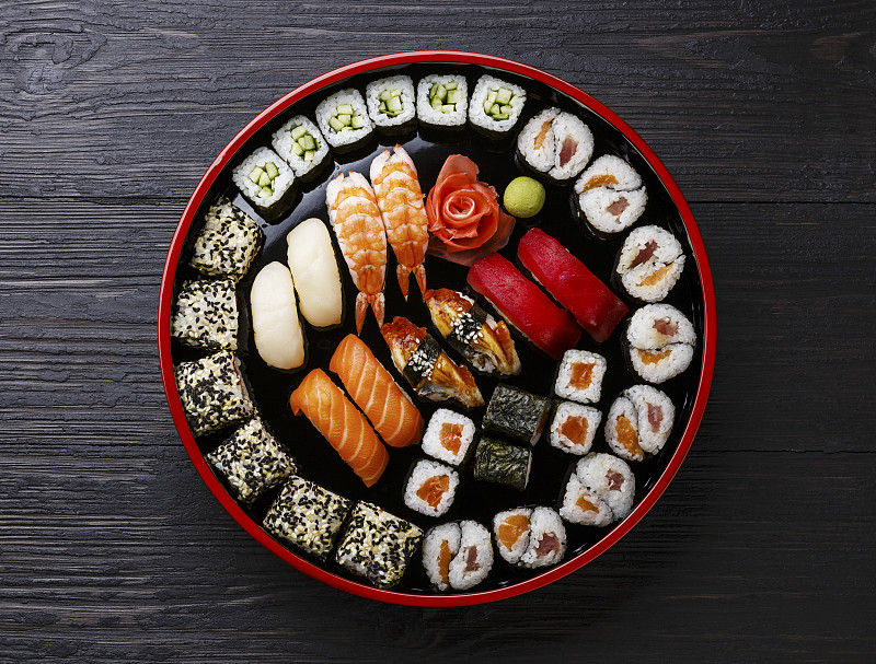 寿司手握寿司和卷在传统的日本黑色寿司圆盘子图片下载