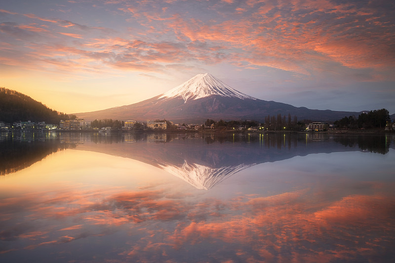日本川口千子湖的富士山图片下载
