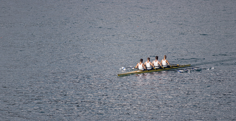下午晚些时候，四名男运动员划船横渡湖泊图片下载