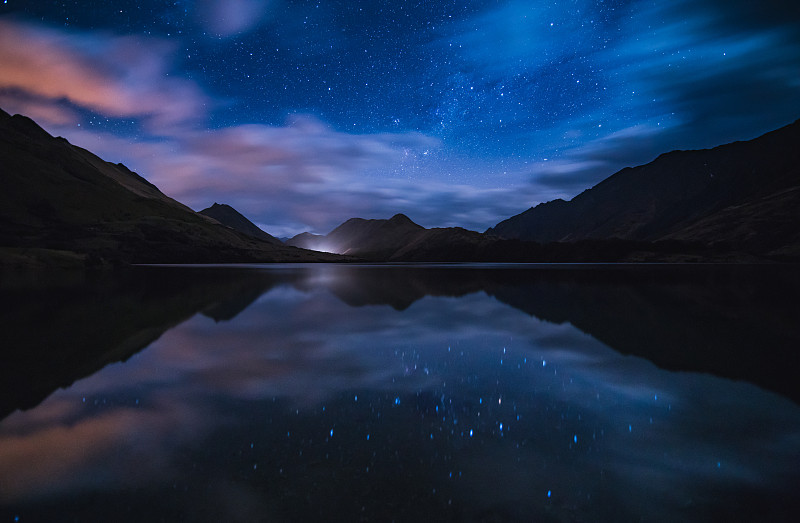 新西兰南岛皇后镇的莫克湖反射银河。图片下载
