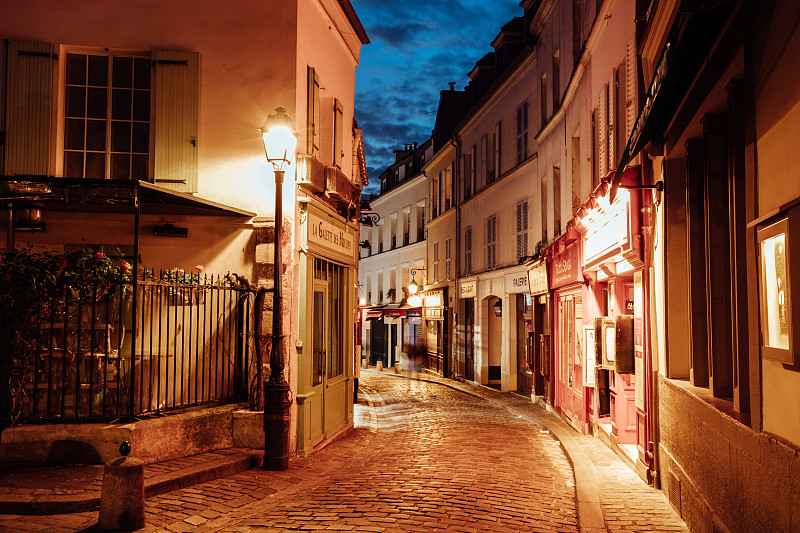 巴黎蒙马特区夜晚的街道灯火通明图片下载