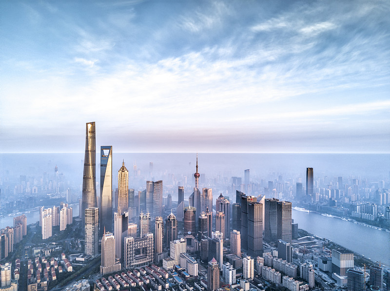 雾中的上海金融区图片下载