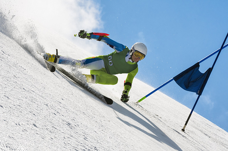 职业高山滑雪运动员在大回转比赛对抗蓝天图片下载
