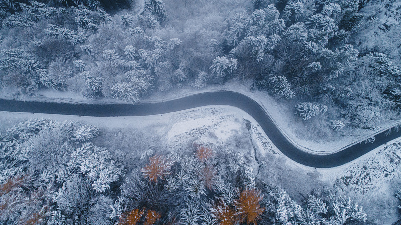 冬季道路鸟瞰图图片下载