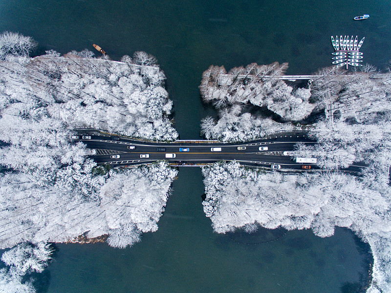 一场大雪过后，杭州西湖上杨公堤的鸟瞰图图片下载