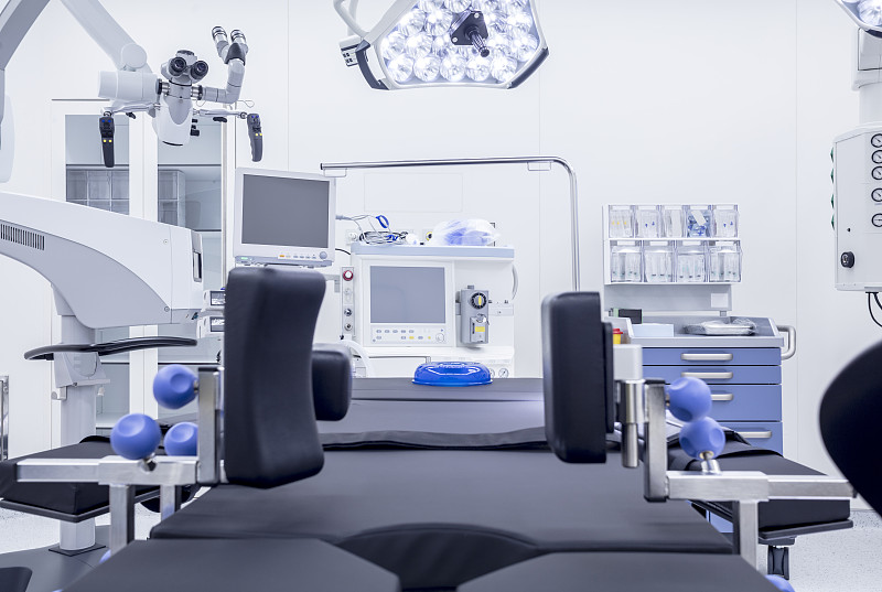 配备监视器和设备的现代化医院手术室图片下载