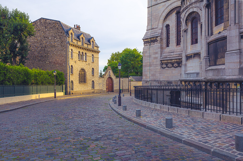 法国巴黎白天的一条古老的铺砌街道图片素材