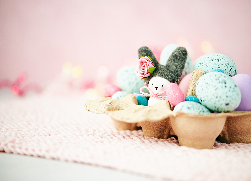 手工制作的复活节兔子装在装有复活节彩蛋的硬纸盒里图片下载