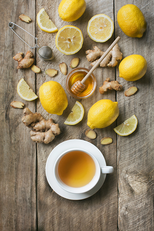 俯视图一杯柠檬和蜂蜜茶在乡村木质背景。图片下载