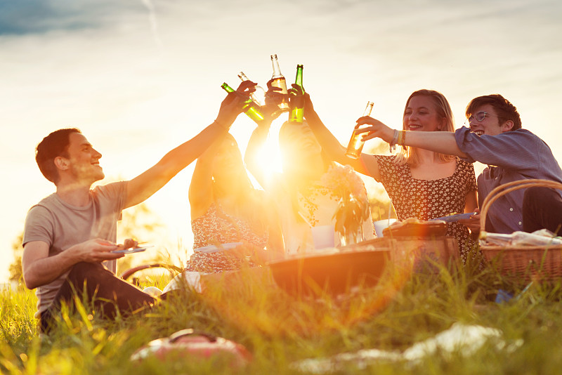 朋友们举杯畅饮，在野外野餐图片下载