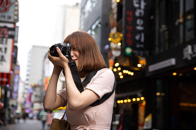 优雅的韩国女人在汉城市中心图片素材