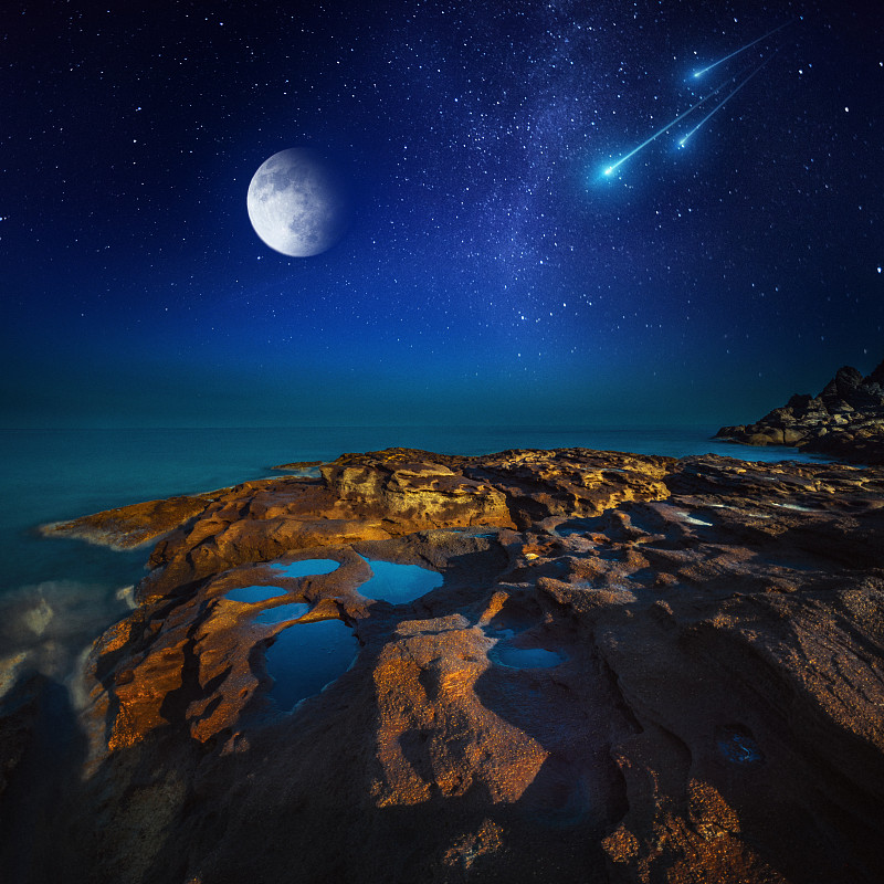 夜晚大海和月亮的壮丽景色图片素材