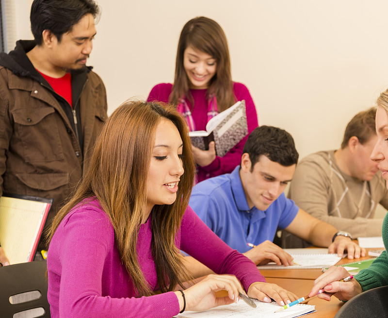 教育:一组大学生在课堂上交谈、学习。图片下载