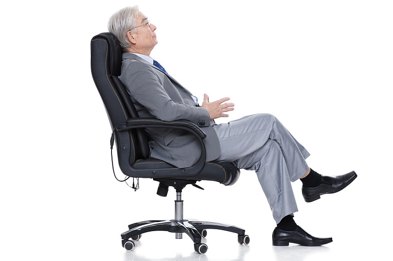 成功的商务老年男人斜靠在椅子上图片素材