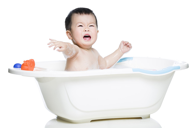 可爱的宝宝在浴盆里哭泣图片下载