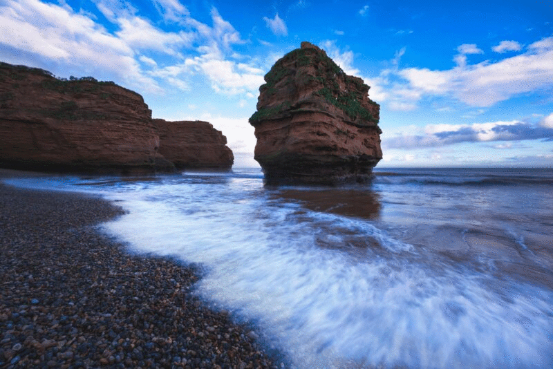 海岸岩层，拉德拉姆湾，德文郡，英格兰，英国图片下载