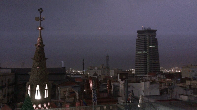 雷雨期间的城市景观，从白天到夜晚，西班牙巴塞罗那插画下载