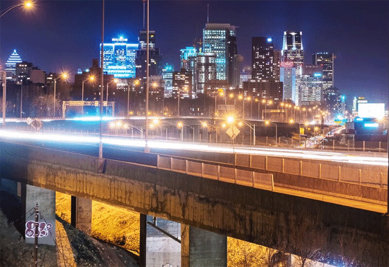 公路交通与天际线在夜间的背景延时，蒙特利尔，魁北克，加拿大图片下载