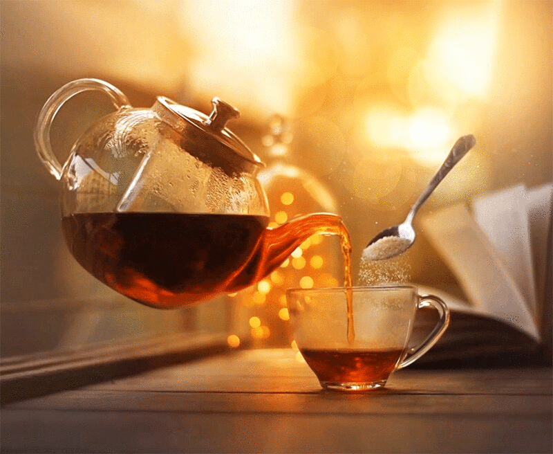 悬浮玻璃茶壶和勺子将茶和糖倒入玻璃杯中图片下载