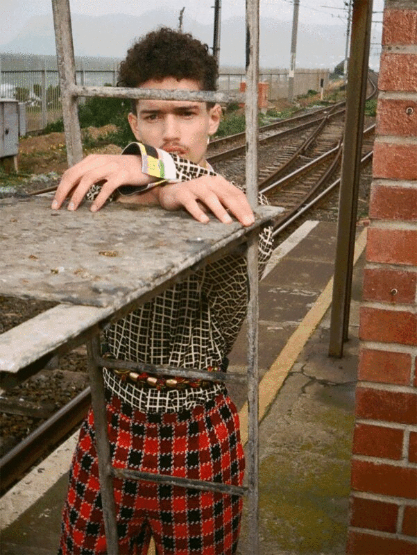 火车轨道附近的时尚青年男子肖像图片下载