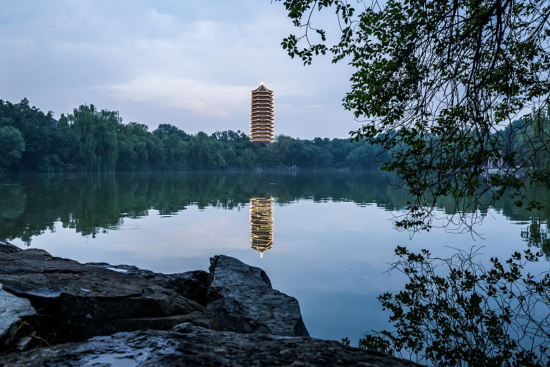 北京大学未名湖畔博雅塔图片