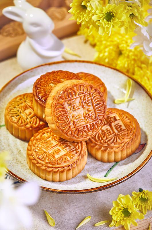中秋节吃月饼大团圆图片素材