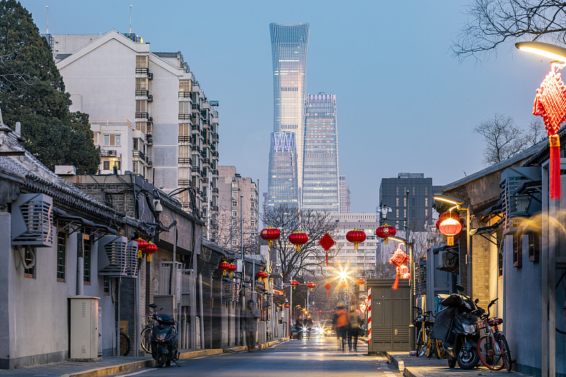 北京胡同传统建筑与国贸现代建筑图片下载