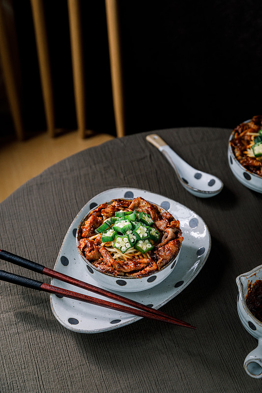 放在桌上的两碗秋葵麻辣牛肉拌面图片素材