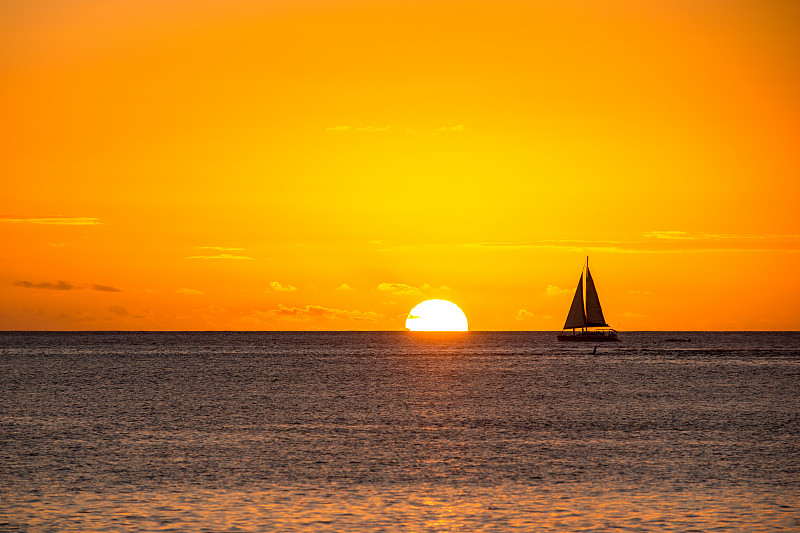 日出时海上的游艇，小凯斯诺耶尔，毛里求斯图片素材