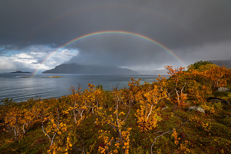 挪威特罗姆斯海湾上空的彩虹图片下载