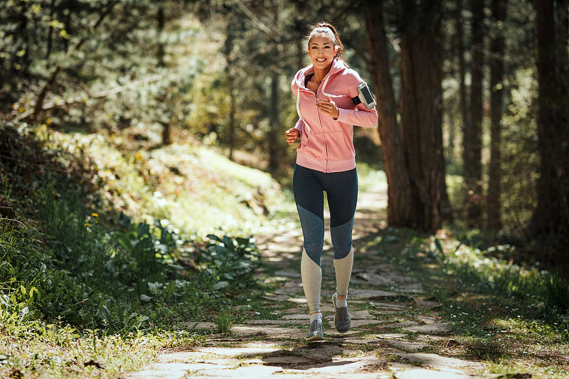 塞尔维亚兹拉蒂博尔森林里的女跑步者图片素材