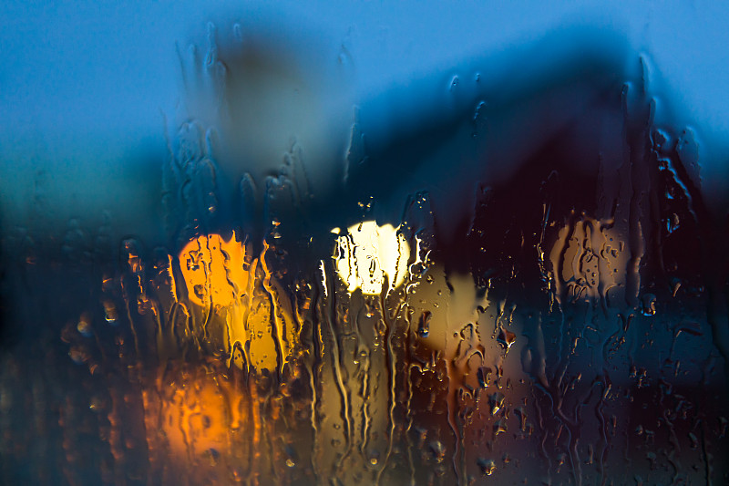 雨天车窗外的建筑灯光图片下载