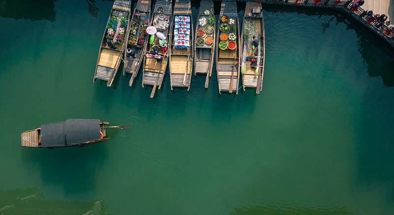 中国浙江省嘉兴市桐乡市白天的乌镇水上集市航拍图片素材