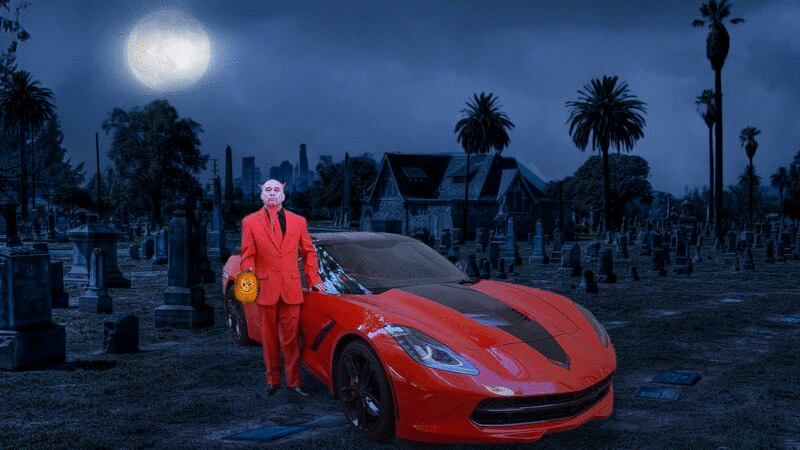恶魔歹徒站在附近的汽车，而在空中扔南瓜在墓地晚上图片下载