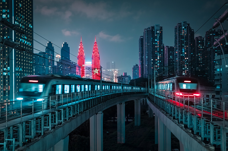 重庆，一座魔幻的城市，夜色中，两辆地铁相向而开图片下载
